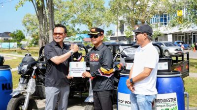 Plh Sekdaprov Kalsel, Subhan Nor Yaumil menyerahkan alat pengolahan sampah organik kepada Wali Kota Banjamasin, Muhammad Yamin.
