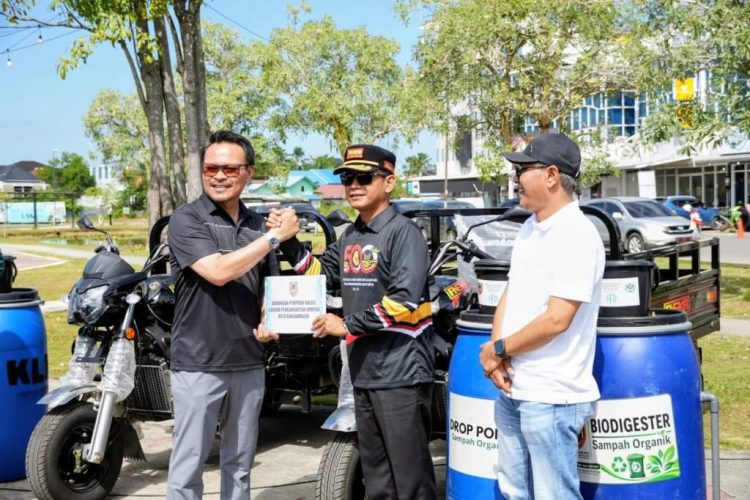 Plh Sekdaprov Kalsel, Subhan Nor Yaumil menyerahkan alat pengolahan sampah organik kepada Wali Kota Banjamasin, Muhammad Yamin.