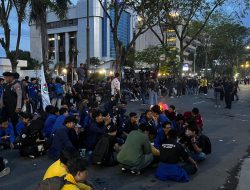 Mahasiswa BEM Se-Kalsel Bertahan hingga Gelap di DPRD, Desak Kehadiran Anggota DPR RI Dapil Kalsel