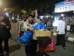 Usai Aksi Mahasiswa Berakhir, Polisi Bersihkan Area Depan DPRD Kalsel dari Tumpukan Sampah
