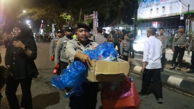 Usai Aksi Mahasiswa Berakhir, Polisi Bersihkan Area Depan DPRD Kalsel dari Tumpukan Sampah