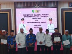 Wujudkan Tabalong SMaRT Religius, Bupati Serahkan Beasiswa Program 1 Desa 1 Da’i