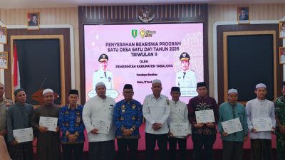 Wujudkan Tabalong SMaRT Religius, Bupati Serahkan Beasiswa Program 1 Desa 1 Da'i