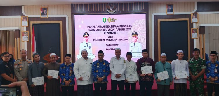 Wujudkan Tabalong SMaRT Religius, Bupati Serahkan Beasiswa Program 1 Desa 1 Da'i