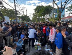 Mahasiswa Cari 11 Anggota DPR RI Dapil Kalsel, Gelar Aksi Tabur Bunga di Depan DPRD