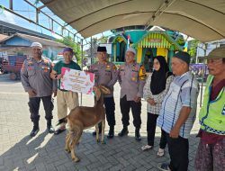 Polsek Banjarmasin Utara Serahkan Bantuan Kambing untuk Haul ke-100 Datu Surgi Mufti
