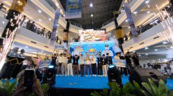 Kapolda Kalsel, Irjen Pol Rusyanto Yudha Hermawan menyerahkan trofi dan hadiah kepada tim juara 1 turnamen e-sport Mobile Legends, PUBG, dan Free Fire.