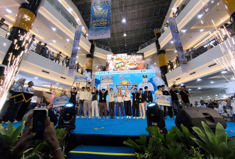 Kapolda Kalsel, Irjen Pol Rusyanto Yudha Hermawan menyerahkan trofi dan hadiah kepada tim juara 1 turnamen e-sport Mobile Legends, PUBG, dan Free Fire.
