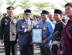 Bupati Andi Rudi Latif Serahkan Piagam Penghargaan Kepala Relawan Kemanusiaan di HUT Ke-80 Bhayangkara