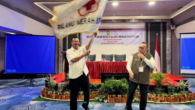 H Aftahuddin mengibarkan bendera PMI Kota Banjarmasin setelah resmi terpilih sebagai Ketua PMI Kota Banjarmasin yang disaksikan Ketua Bidang Organisasi PMI Pusat, Sudirman Said