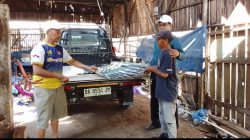 Anggota DPRD Banjarmasin Zainal Hakim saat menyerahkan bantuan bahan bangunan kepada perwakilan warga.