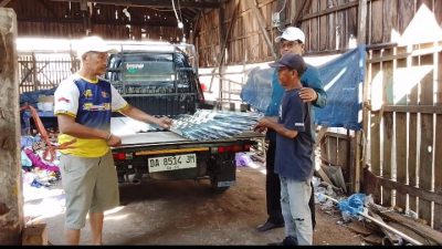 Anggota DPRD Banjarmasin Zainal Hakim saat menyerahkan bantuan bahan bangunan kepada perwakilan warga.
