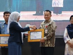 Bupati Andi Rudi Latif Terima Penghargaan ULM atas Dukungan Program KKN Lingkungan Hidup