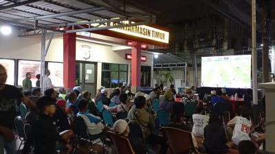 Nobar Final Piala Dunia 2026, Polsek Banjarmasin Timur Bagikan Sembako kepada Warga