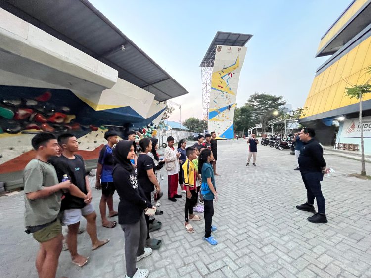 Ketua FPTI Kota Banjarmasin Ahmad Zazuli saat memberikan arahan kepada atlet usia muda FPTI kota Banjarmasin