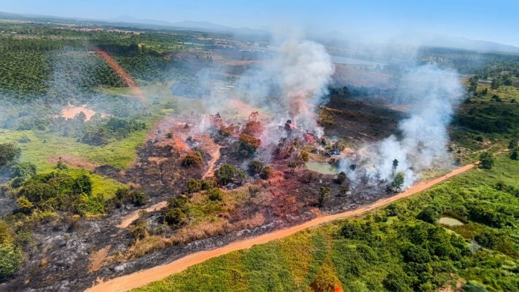BPBD Kalsel mulai mengerahkan helikopter water bombing guna mencegah Karhutla meluas.