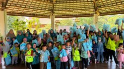 Sejumlah siswa berfoto bersama sambil menunjukkan paket bantuan yang diterima usai kegiatan GEMARIKAN di Sekolah Alam Tanjung, Kabupaten Tabalong.