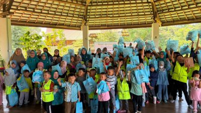 Sejumlah siswa berfoto bersama sambil menunjukkan paket bantuan yang diterima usai kegiatan GEMARIKAN di Sekolah Alam Tanjung, Kabupaten Tabalong.