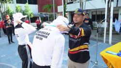 Sekrataris Daerah Kota Banjarmasin, Ichrom Muftezar saat menyematkan ID Card kepada Peserta Pusdiklat Calon Paskibraka Tingkat Kota Banjarmasin