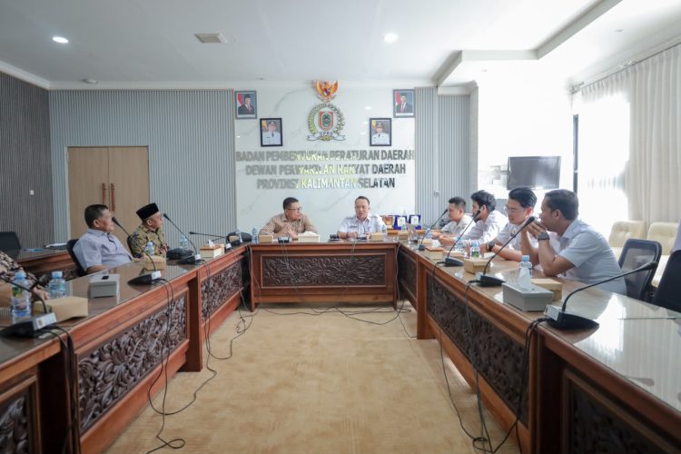 DPRD Riau saat berdialog dengan Sekretariat DPRD Kalsel