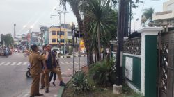 Sekretaris Daerah Kota Banjarmasin, Ichrom Muftezar dan Plt Diskominfotik Kota Banjarmasin saat meninjau langsung lokasi penataan Kabel di Kawasan Masjid Agung Miftahul Ihsan