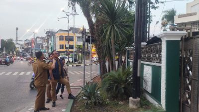 Sekretaris Daerah Kota Banjarmasin, Ichrom Muftezar dan Plt Diskominfotik Kota Banjarmasin saat meninjau langsung lokasi penataan Kabel di Kawasan Masjid Agung Miftahul Ihsan