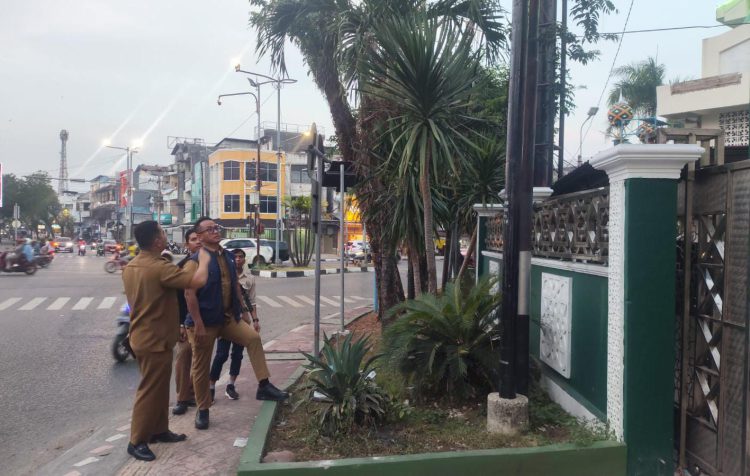 Sekretaris Daerah Kota Banjarmasin, Ichrom Muftezar dan Plt Diskominfotik Kota Banjarmasin saat meninjau langsung lokasi penataan Kabel di Kawasan Masjid Agung Miftahul Ihsan