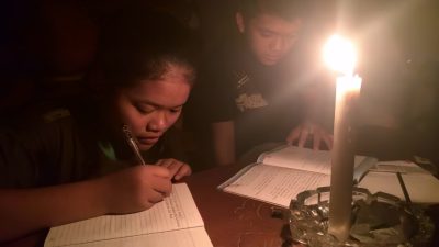 Pemadaman bergilir yang kembali terjadi di sejumlah wilayah Kalimantan Selatan mengganggu aktivitas masyarakat, termasuk proses belajar siswa di rumah. (foto: istimewa)