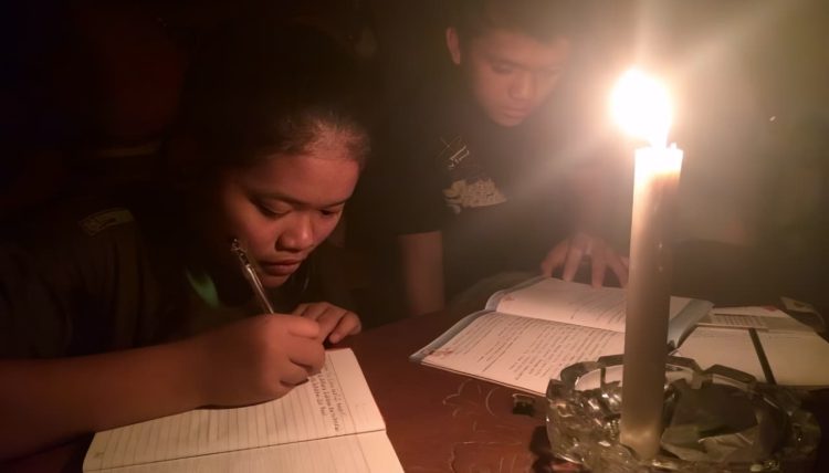 Pemadaman bergilir yang kembali terjadi di sejumlah wilayah Kalimantan Selatan mengganggu aktivitas masyarakat, termasuk proses belajar siswa di rumah. (foto: istimewa)