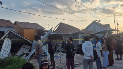 Warga berdatangan melihat lokasi rumah ambruk di komplek fadillah perdana lima