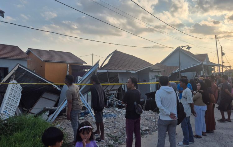 Warga berdatangan melihat lokasi rumah ambruk di komplek fadillah perdana lima