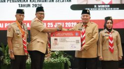 Ketua Ketua Kwartir Nasional Gerakan Pramuka, Komjen Pol. (Purn) Budi Waseso secara simbolis menyerahkan kartu anggota kepada Gubernur H. Muhidin yang mengemban amanah sebagai Ketua Mabida Gerakan Pramuka Kalsel.