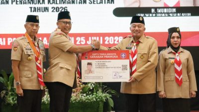Ketua Ketua Kwartir Nasional Gerakan Pramuka, Komjen Pol. (Purn) Budi Waseso secara simbolis menyerahkan kartu anggota kepada Gubernur H. Muhidin yang mengemban amanah sebagai Ketua Mabida Gerakan Pramuka Kalsel.
