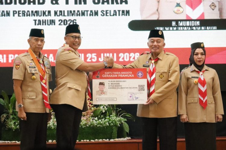 Ketua Ketua Kwartir Nasional Gerakan Pramuka, Komjen Pol. (Purn) Budi Waseso secara simbolis menyerahkan kartu anggota kepada Gubernur H. Muhidin yang mengemban amanah sebagai Ketua Mabida Gerakan Pramuka Kalsel.