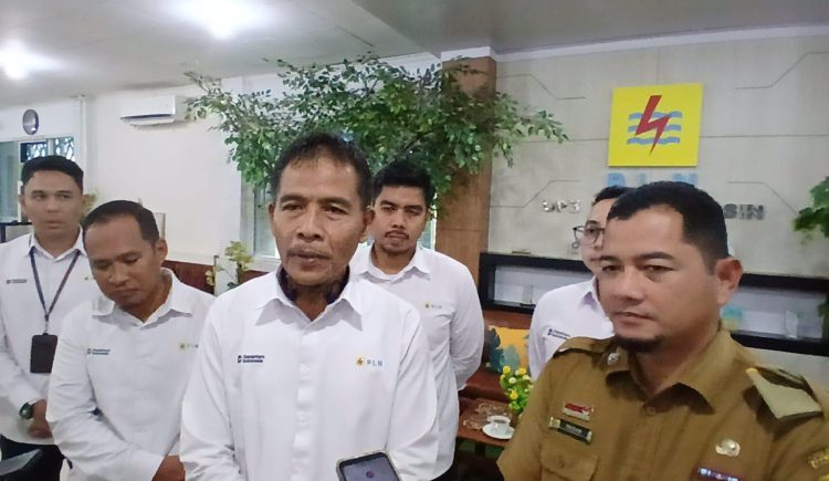 Manager PLN UP3 Banjarmasin, Yanuar, bersama Sekretaris Daerah Kota Banjarmasin, Ichrom Muftezar saat dijumpai awak media