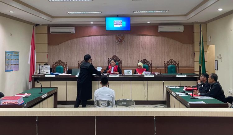 Mantan Bendera Pengeluaran Dinas Kesehatan Kabupaten Tanah Laut, Khadavi Muttaqien menjadi sidang dengan agenda pembacaan dakwaan.