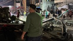 Truk Terguling Usai Hantam Tiang Lampu Lalu Lintas di Simpang Empat Belitung, Sopir Dilarikan ke RS Ulin