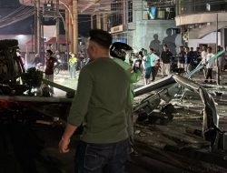 Truk Terguling Usai Hantam Tiang Lampu Lalu Lintas di Simpang Empat Belitung, Sopir Dilarikan ke RS Ulin