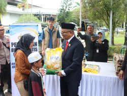 Polres Tabalong Bagikan 200 Sak Beras Gratis dan Gelar Pasar Murah di Hari Bhayangkara ke-80