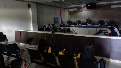 Pintu ruang sidang Pengadilan Tipikor Banjarmasin dibuka saat persidangan untuk memanfaatkan cahaya alami akibat pemadaman listrik.