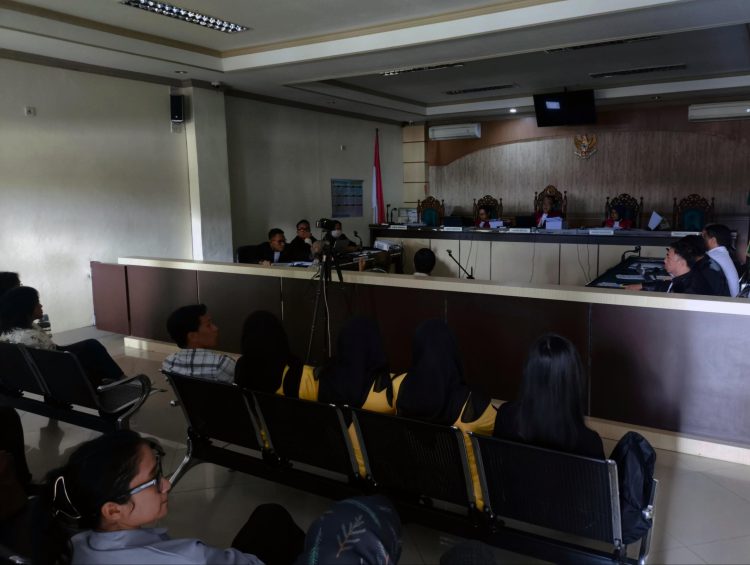 Pintu ruang sidang Pengadilan Tipikor Banjarmasin dibuka saat persidangan untuk memanfaatkan cahaya alami akibat pemadaman listrik.