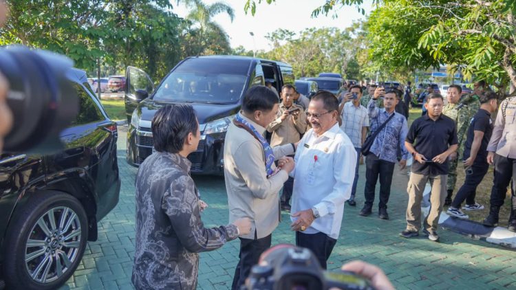 Ketua DPRD Kalsel H Supian HK saat menyambut Menko Polkam Djamari Chaniago bersama Wakil Gubernur H. Hasnuryadi Sulaiman