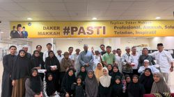 Foto bersama Bambang Heri Purnama bersama para jemaah umrah yang sempat terlantar di Jeddah