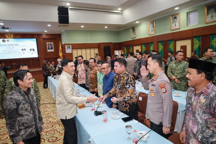 Kapolresta Banjarmasin Kombes Pol Riza Muttaqin berjabat tangan dengan Menko Polkam RI Jenderal TNI (Purn.) Djamari Chaniago