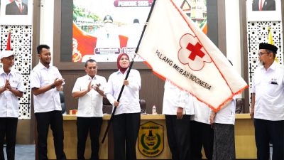 Ananda mengibarkan bendera PMI usai ditetapkan secara aklamasi sebagai ketua PMI Kota Banjarmasin