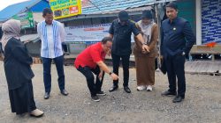 Anggota Komisi III Rosehan saat menunjuk bekas jalan yang sempat retak dan sudah diperbaiki