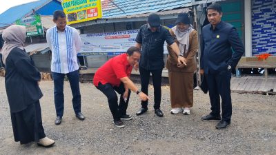 Anggota Komisi III Rosehan saat menunjuk bekas jalan yang sempat retak dan sudah diperbaiki