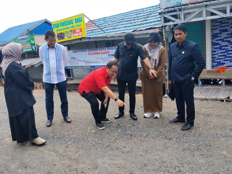 Anggota Komisi III Rosehan saat menunjuk bekas jalan yang sempat retak dan sudah diperbaiki