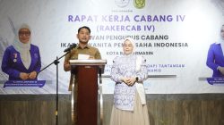 Wali Kota Banjarmasin, Muhammad Yamin didampingi Ketua TP PKK Kota Banjarmasin, Neli Listriani saat membuka Rakercab IV IWAPI Kota Banjarmasin