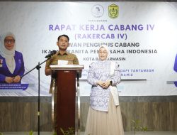 Yamin Dorong Perempuan Jadi Penggerak Ekonomi dalam Rakercab IV IWAPI Banjarmasin